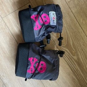 Stonz - small black with fuchsia skull and cross bone